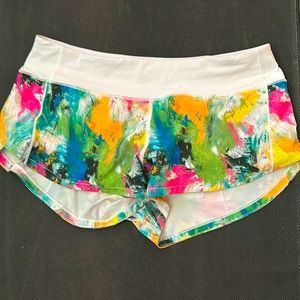 Lululemon 2.5in 4, Splatter paint, white waist